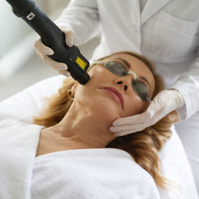 Collageen laser behandeling met Deka RedTouch voor huidversteviging en pigment bij Skincare Kliniek Rijswijk